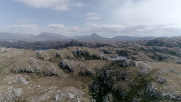 Los Movimientos Aéreos Través Del Paisaje Montañoso Rocoso Medida Que — Vídeo de stock