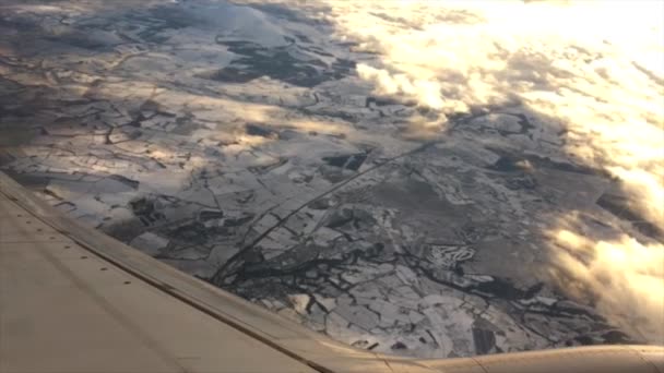 北の新雪に覆われた地面を見てレベルアウトするとジェット銀行はハード離陸後に左とジェット飛行機の窓の外を見て — ストック動画
