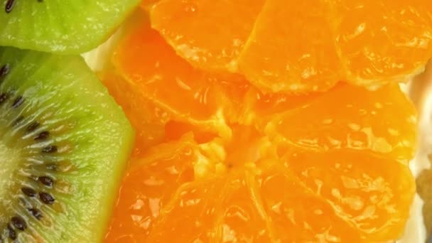 オレンジとキウイスライスとバニラクリームを含む自家製フルーツパイの端の近いマクロ — ストック動画