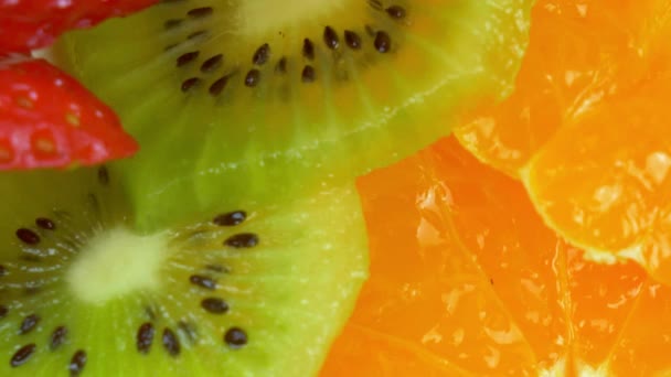 Nakrájené Jahody Kiwi Pomerančový Ovocný Salát Nebo Ovocný Koláč — Stock video