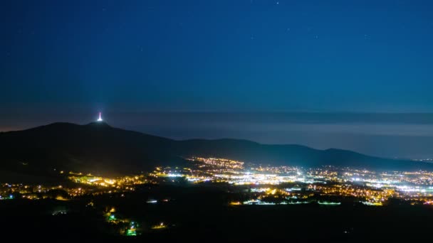 Passaggio Notturno Della Città Liberec Della Torre Jested Con Luci — Video Stock