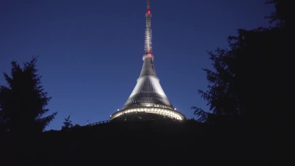 チェコ建築の夜のショット リベレツのジェストタワーのパンニング — ストック動画