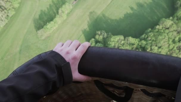 初飛行中の熱気球の手を保持ウィッカーバスケットのクローズアップ 空の感情の映画撮影 — ストック動画