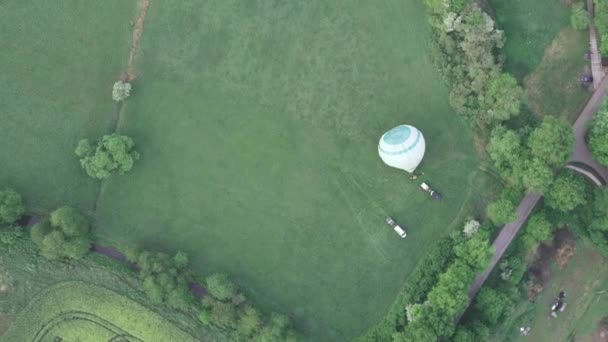 Tiro Ângulo Alto Iniciar Balão Quente Campo Verde Carro Com — Vídeo de Stock