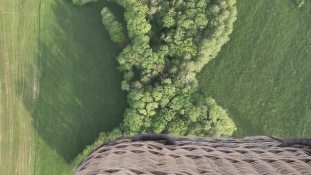 熱気球で畑や木を飛び越えて バスケットで見下ろす 空気中の瞬間の感情を持つ素晴らしい映画撮影 — ストック動画