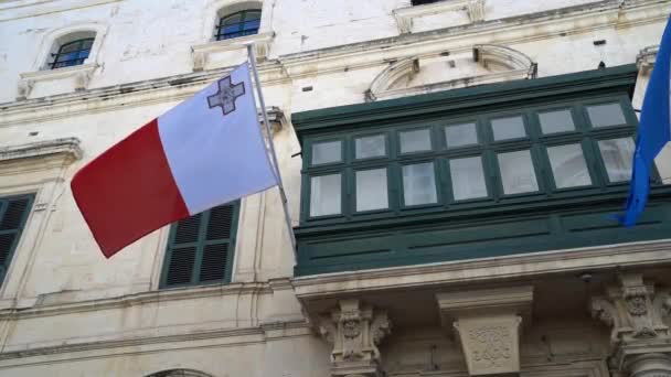 Malta Flag Waiving Wind Traditional Maltese Balcony Ministry Foreign Affairs — Stock Video