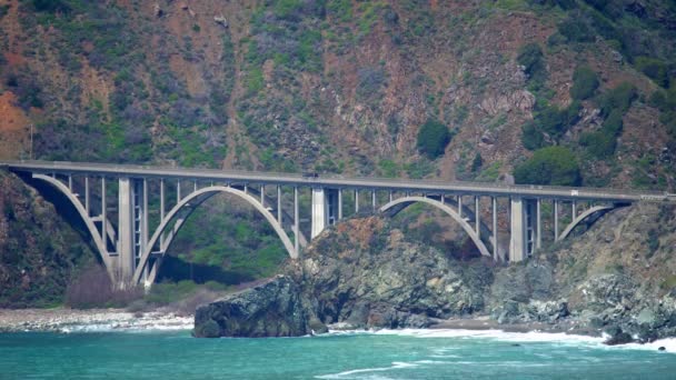 Γέφυρα Στην Καλιφόρνια Pacific Coast Highway Νωρίς Την Άνοιξη — Αρχείο Βίντεο