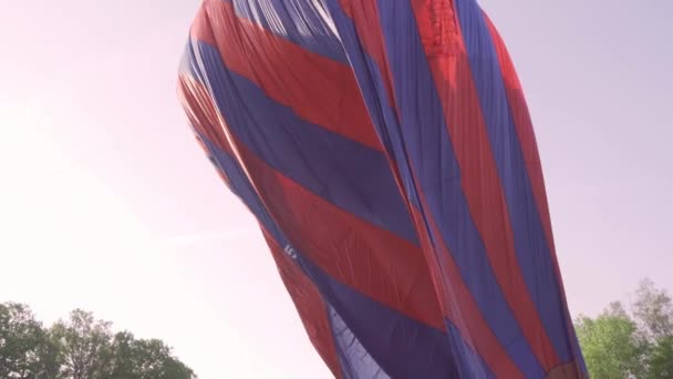 Jatuh Dari Balon Udara Panas Setelah Mendarat Dan Meniup Udara — Stok Video