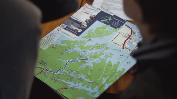Slowmo Gente Mirando Mapa Ruta Mailboat Run Havelock Pelorus Sound — Vídeos de Stock