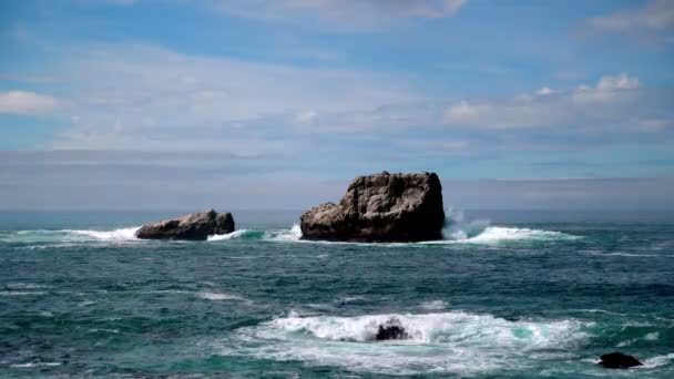 カリフォルニアの太平洋岸での海の波の接近ビュー — ストック動画