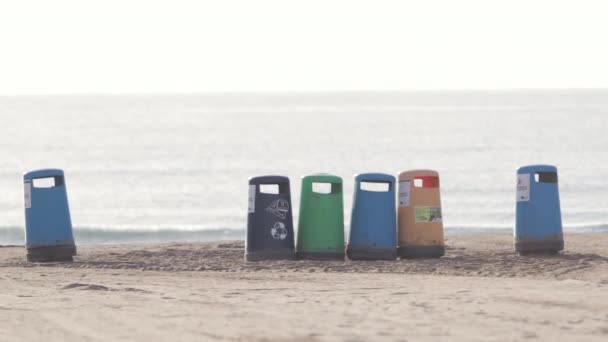 Daur Ulang Tempat Sampah Pantai — Stok Video