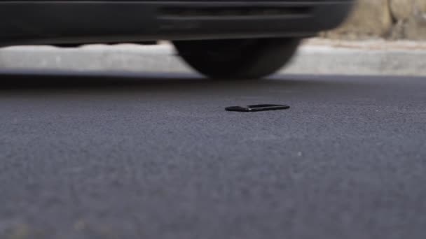 자동차 타이어의 움직임 도로에서 스마트폰 고릴라 이동하는 과지난 휴대폰이 흔들리는 — 비디오