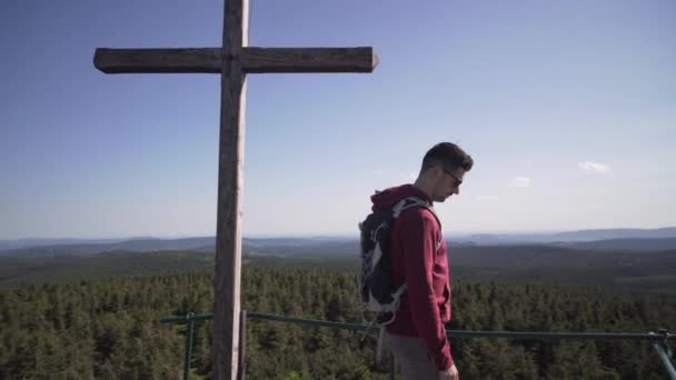 Νεαρός Τουρίστας Γυαλιά Ηλίου Στην Κορυφή Του Λόφου Κοιτάζοντας Γύρω — Αρχείο Βίντεο