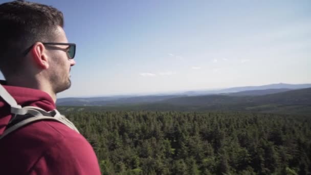 Mladý Turista Stojící Vrcholu Kopce Odpočívající Rozhlížející Postranní Záběr — Stock video