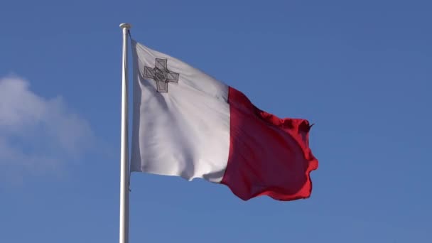 Отказ Флага Мальты Замедленной Съемке Ясном Голубом Небе Статический Снимок — стоковое видео