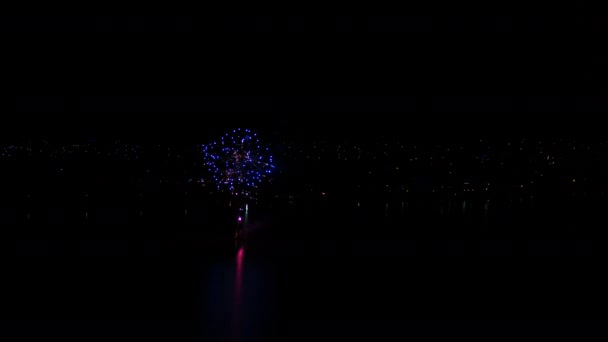 Pengambilan Gambar Pesawat Tanpa Awak Dari Fireworks Ditampilkan Sebuah Danau — Stok Video