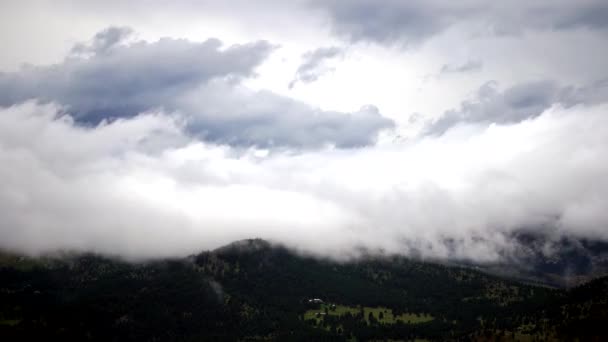 Tiempo Lapso Nubes Flotando Sobre Montañas Cubiertas Nieve — Vídeos de Stock