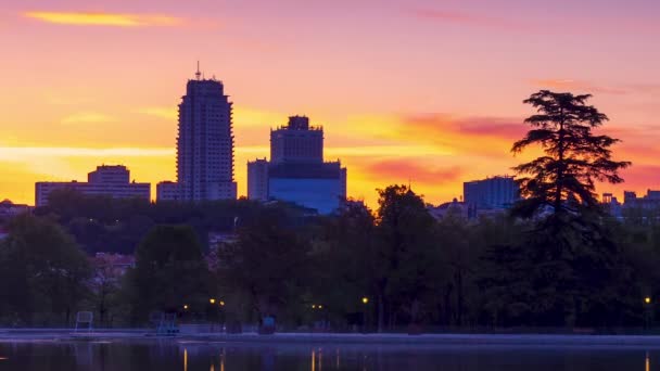 Zeitraffer Der Skyline Von Madrid Bei Sonnenaufgang Reflexion Casa Campo — Stockvideo