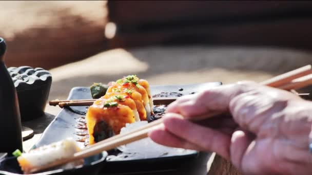 箸でアジアで寿司を食べる — ストック動画