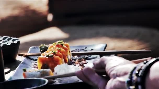 Mangiare Sushi Con Bacchette Asia — Video Stock