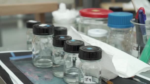 油漆工 修复工工作台的关闭 实验室玻璃 刷子和其他工具 — 图库视频影像