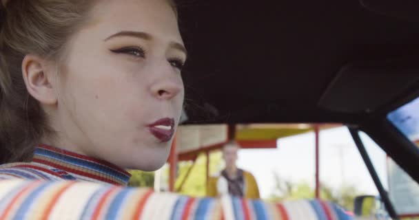 Egy Fiatal Kocsiban Nyitott Ablakkal Egy Napsütéses Napon Színes Csíkos — Stock videók