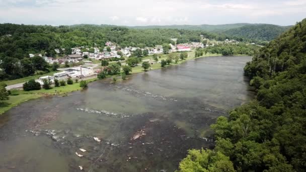 バージニア州のフライ 前にニュー川とミル町の空中 — ストック動画
