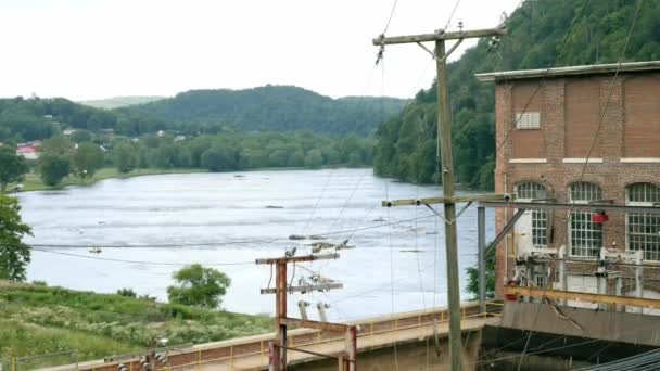Kızarmış Virginia Eski Tekstil Fabrikasının Yanındaki Yeni Nehrin Yanındaki Hidroelektrik — Stok video