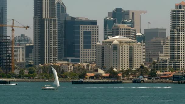 Tracking Shot Van Zeilboot Met San Diego Californië Skyline Achtergrond — Stockvideo