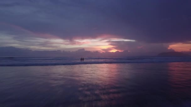 Dolly Drone Plan Couple Jouant Dans Océan Sur Une Plage — Video