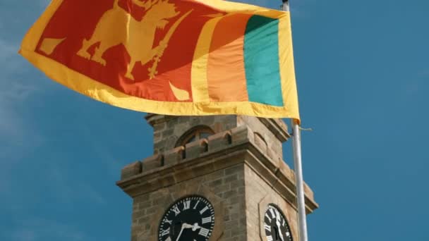 Wolny Ruch Flaga Sri Lanki Macha Wieżą Zegarową Galle Tle — Wideo stockowe