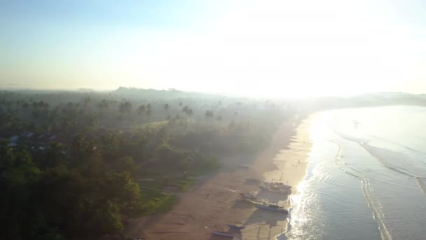 スリランカのウェリガマビーチの空中撮影を日の出に回転させる — ストック動画