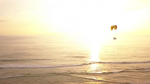Kamerafahrt Mit Einer Drohne Bei Sonnenuntergang Über Einem Strand Weligama — Stockvideo