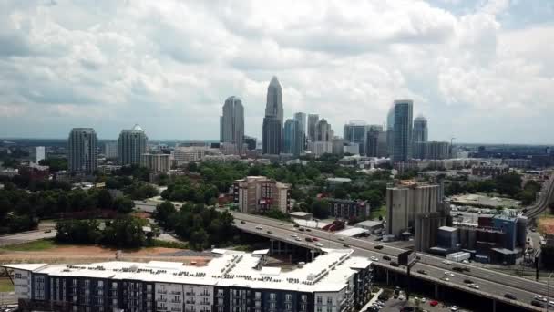 Charlotte Skyline Doğru Uçan Hava Aracı — Stok video