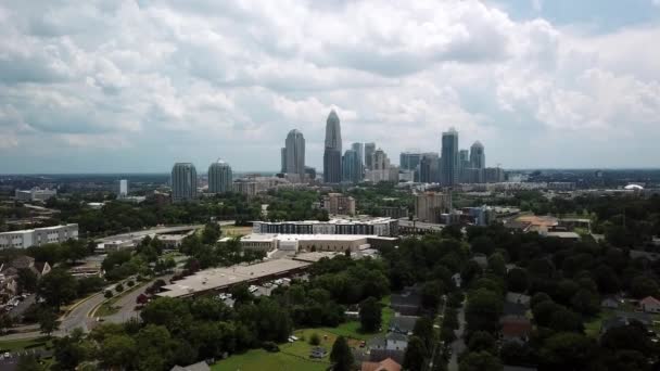 Amplio Tiro Aéreo Volando Hacia Ciudad Charlotte Carolina Del Norte — Vídeo de stock