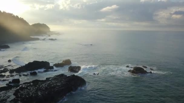 Сценарий Восхода Солнца Побережье Побережья Коста Рики Волнами Разбивающимися Скалы — стоковое видео