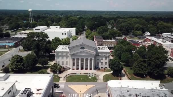 ノースカロライナ州リンカーン郡庁舎を空中で引き継げる — ストック動画