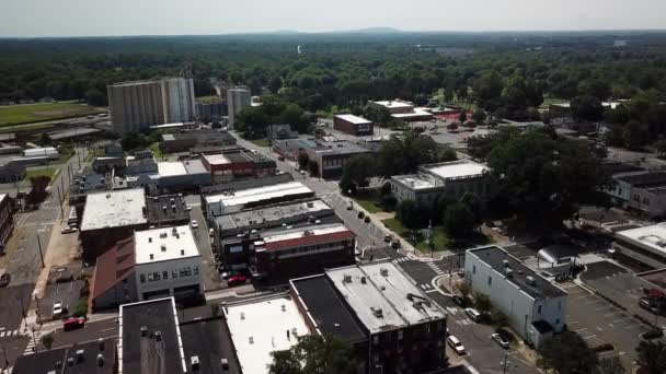 Alto Vuelo Aéreo Sobre Newton Carolina Del Norte — Vídeo de stock