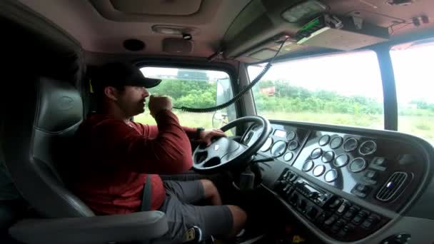 Φορτηγατζής Μιλάει Στον Ασύρματο Κατά Μήκος Της Διαπολιτείας — Αρχείο Βίντεο