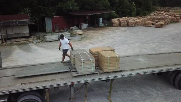 堆放在卡车床上的建筑用石料的工人空气 — 图库视频影像