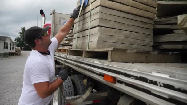 Camionero Asegura Carga Piedra Construcción — Vídeos de Stock