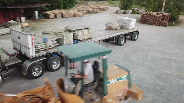 建筑用石料装在卡车上 用于房屋建造 — 图库视频影像