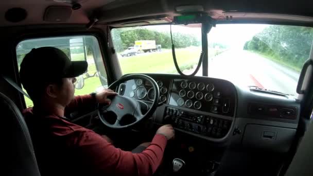 Par Dessus Coup Épaule Camionneur Conduisant Semi Camion Sur Autoroute — Video