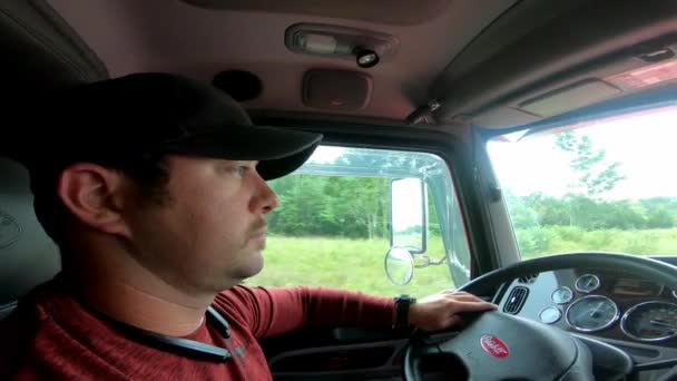 Camionneur Regarde Route Long Autoroute — Video