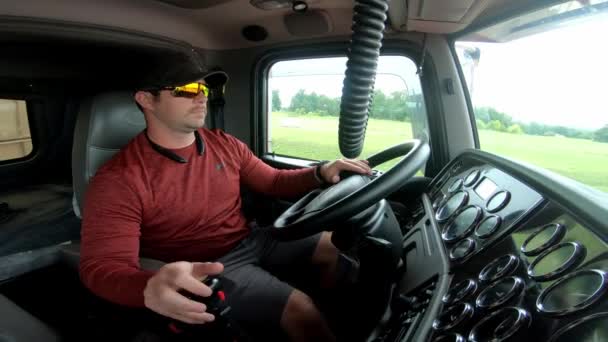 Camionneur Change Vitesse Bord Semi Camion Sur Autoroute — Video