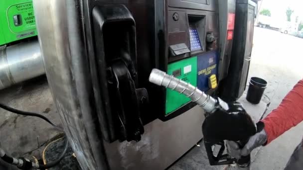Treibstoffdüse Wird Aus Pumpe Entfernt Während Trucker Dieselkraftstoff Pumpt — Stockvideo