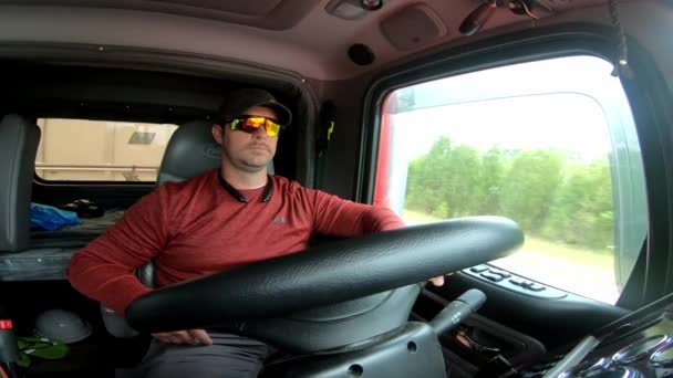 卡车司机在州际公路上拖重载 — 图库视频影像