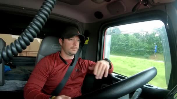 Trucker Rijdt Vrachtwagen Achter Het Stuur Langs Snelweg — Stockvideo