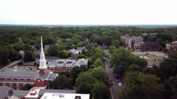 チャペルヒル北カロライナ上空のフランクリン通りの空中飛行 — ストック動画