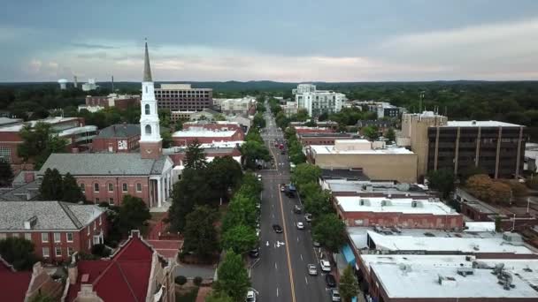Popchnięcie Powietrza Chapel Hill Skyline Wzdłuż Franklin Street — Wideo stockowe